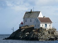 IMG 4819  Det ligger hus på de mest underliga ställen utefter den norska kusten.