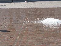 På torget utanför rådhuset finns en rolig fontän där barn och vuxna kan leka med vattnet.