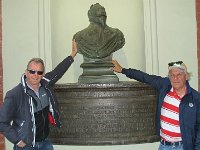 Lennart och Dan hälsar på Gustav II Adolf.