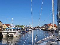 Vi gick in i centrum av Leba, men där kunde vi inte ligga. Dessutom kom gränspolisen och pekade vart vi skulle ta vägen. Vi vände utåt och gick till en gästhamn, Port Jachtowy, på andra sidan floden. Där välkomnades vi av tre gränspoliser som meddelade att vi passerat ett naturreservat, vilket var förbjudet. När de frågade, Vem är Kapten ombord?, pekade vi alla på Dan. Han fick skriva en rapport, men i övrigt blev det inga påföljder.