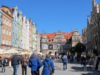 På promenad på paradgatna i Gdansk som är huvudstad i Pommerns vojvodskap i Polen, och hade 461 531 invånare i slutet av 2013. Staden är idag sammanväxt med städerna Sopot och Gdynia, och dessa tre städer bildar området Trójmiasto, "Trippelstaden".