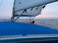 Efter en fin dag på Nordsjön ser vi här Dan kontrollera båten samtidigt som solen går ner i väster.
