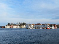 .Vi anländer till Farsund, ligger mellan Rosfjorden i öst och Fedafjord iväst. Mellan dessa fjordar finns ett landskap bestående av halvöar, öar, fjordar och sund. Listalandet utgör den västra delen av kommunen.