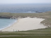 Trots de höga klipporna och det karga landskapet finns det flera fina sandstränder här på Shetland.