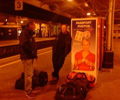 Hans och Ingemar väntar på tåget som skall ta oss till Stanstedt och Ryan Air